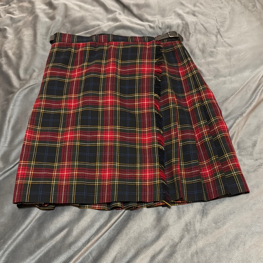 Jones New York. Plaid Tartan Skirt - Red and Black. 100% wool. Size 8P
